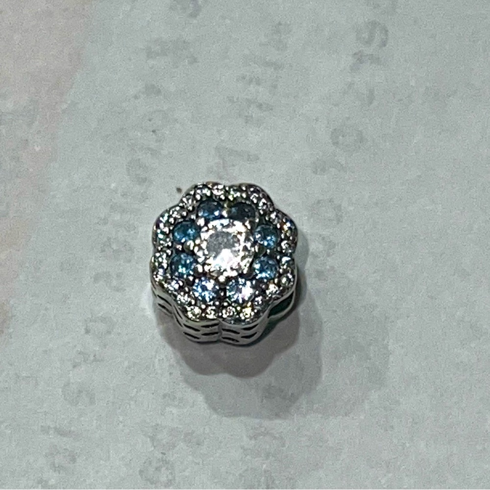 Beautiful authentic Pandora snowflake style charm